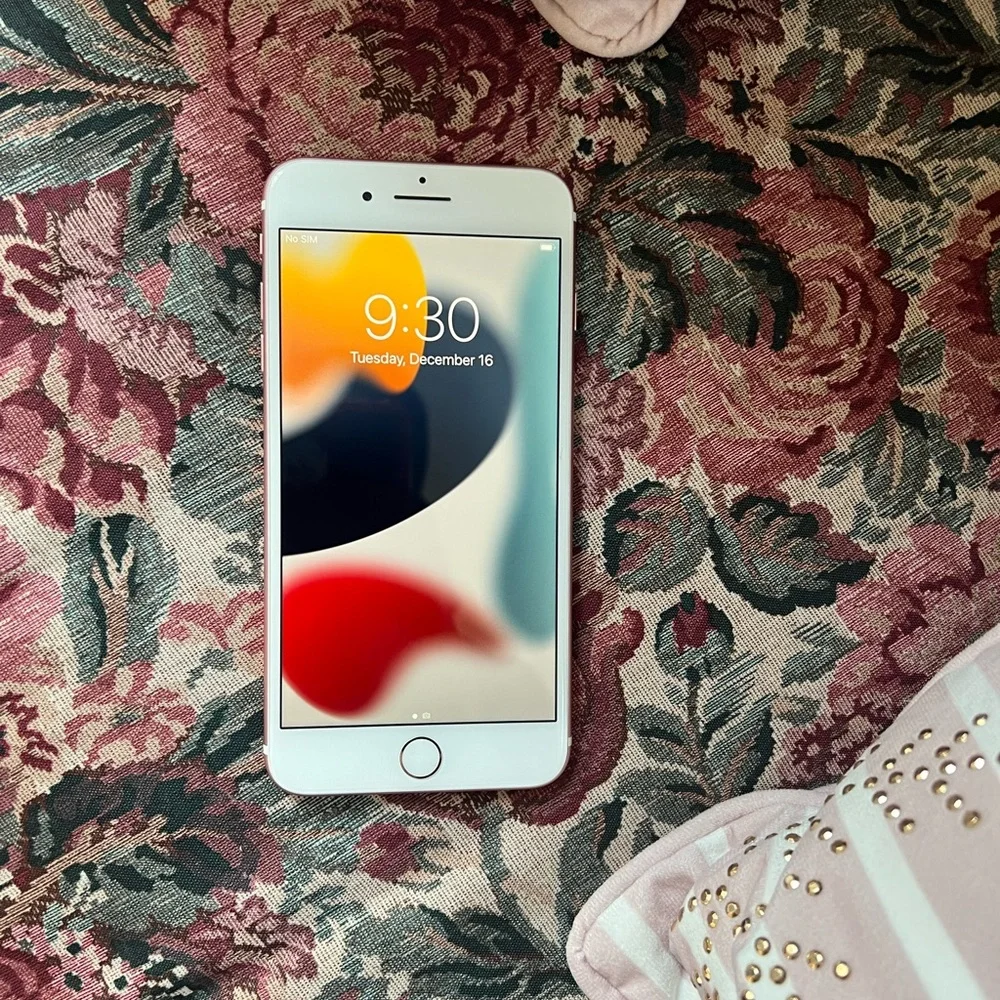 iPhone 7Plus 128GB Unlocked Rose Gold Great Condition +15 Colorful Logo Glowingt